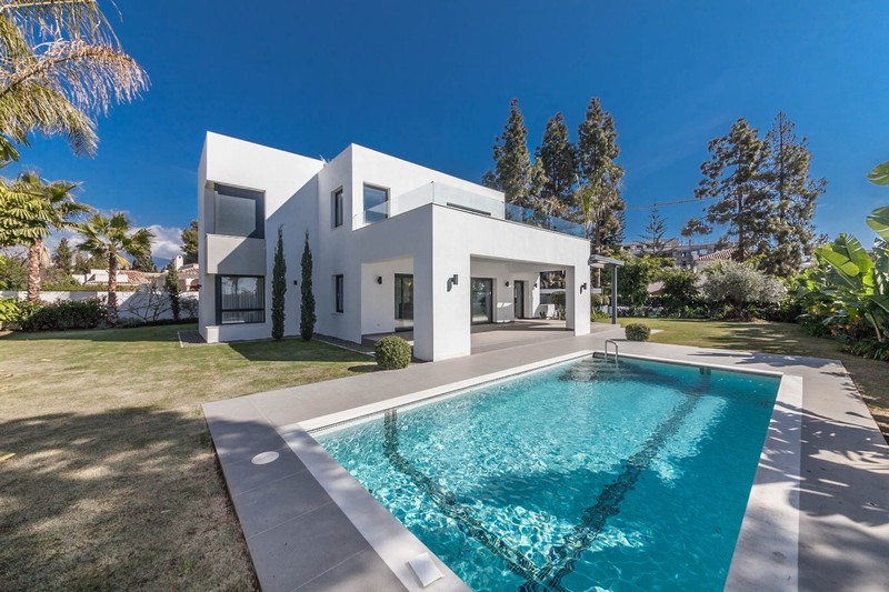 Estepona - Well executed contemporary family villa at Paraiso Bajo on the new Golden Mile.